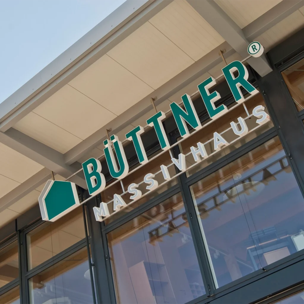 Logo von Büttner Massivhaus auf einem Gebäude.