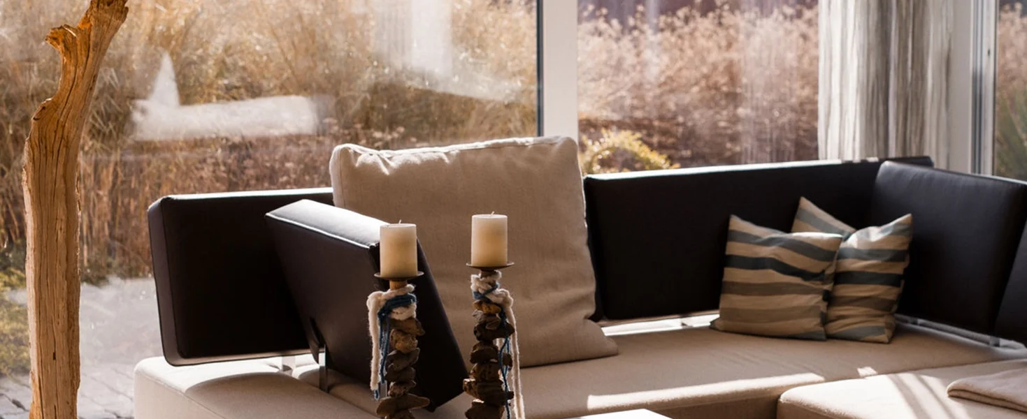 Modernes Wohnzimmer mit Sofa und Kaffeetisch.