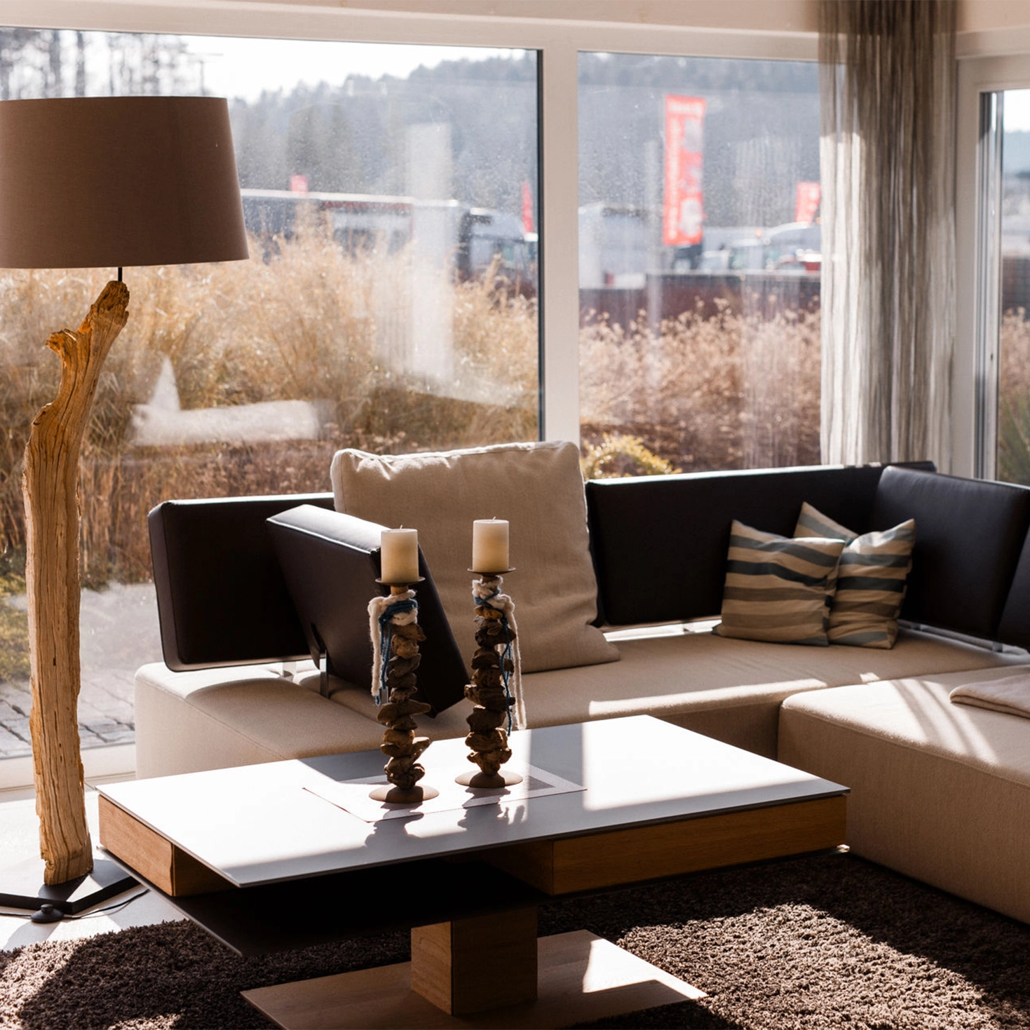 Modernes Wohnzimmer mit Sofa und Kaffeetisch.