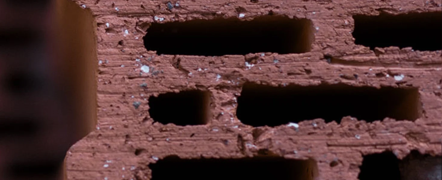 Ziegelstein mit Löchern in Nahaufnahme.