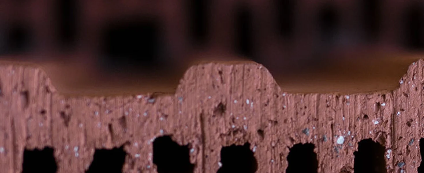 Nahaufnahme eines roten Ziegelsteins.