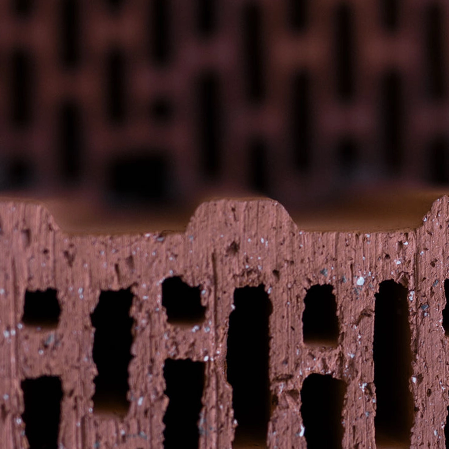 Nahaufnahme eines roten Ziegelsteins.