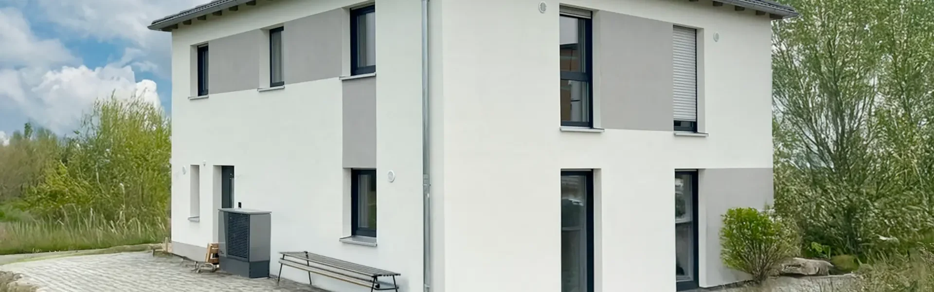 Zweistöckiges, modernes Wohnhaus mit Garten.