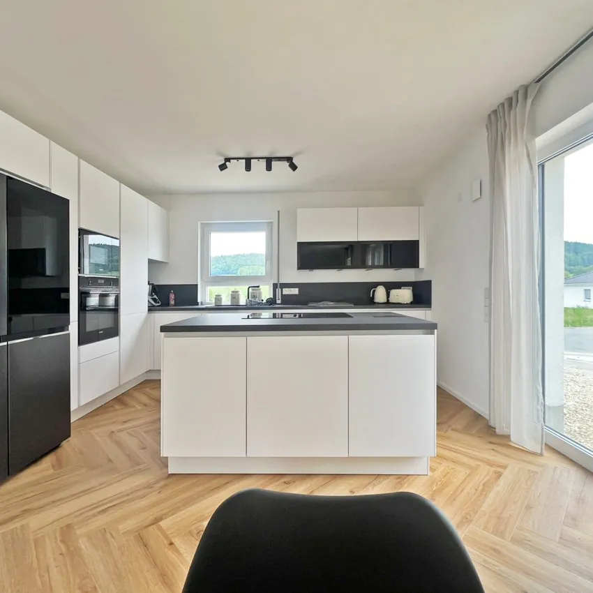 Moderne Küche mit Kücheninsel.