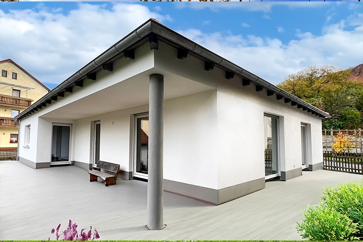 Modernes weißes Haus mit Veranda.