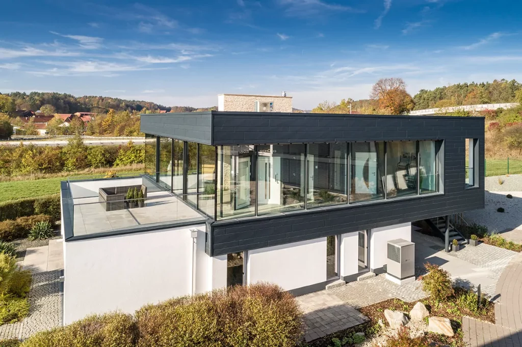 Modernes Haus mit Glasfassade in ländlicher Umgebung