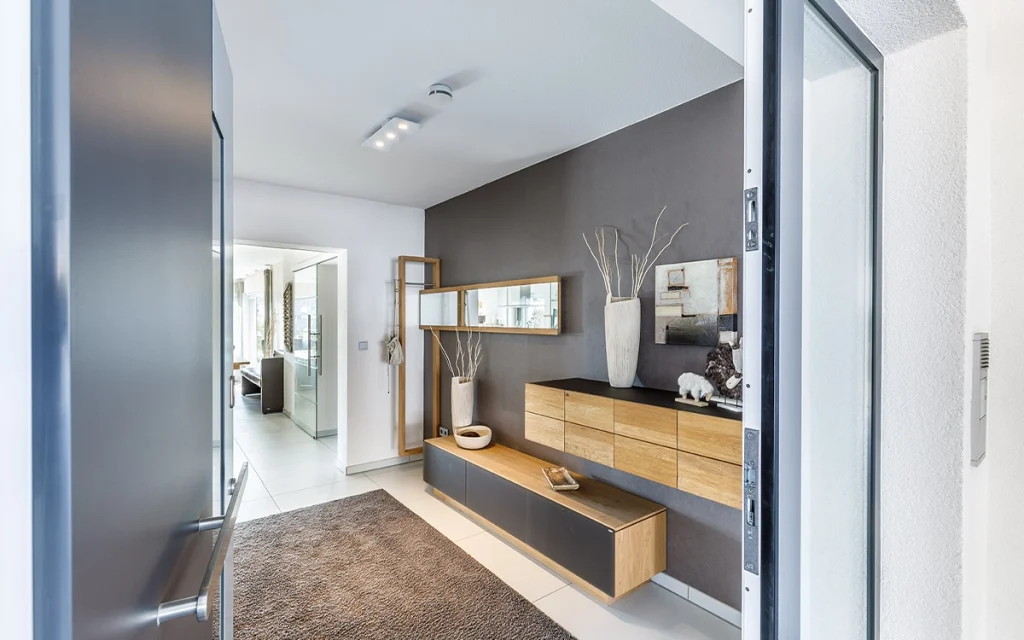 "Modern eingerichteter Flur mit Wanddekor und Möbeln."