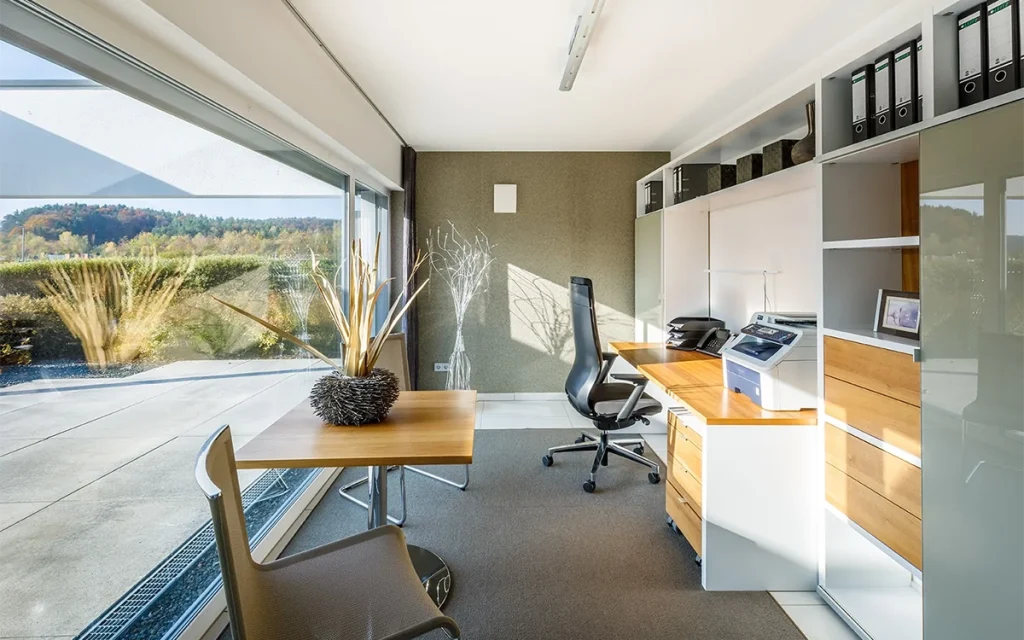 Modernes Büro mit großen Fenstern und Blick nach draußen.