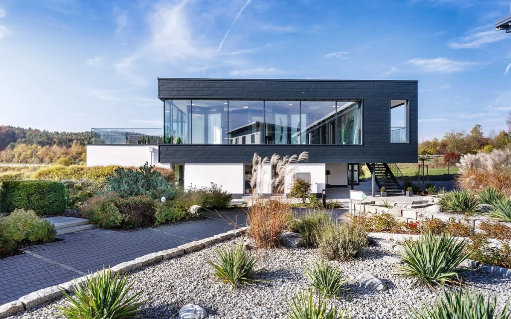 Modernes Gebäude mit Garten.