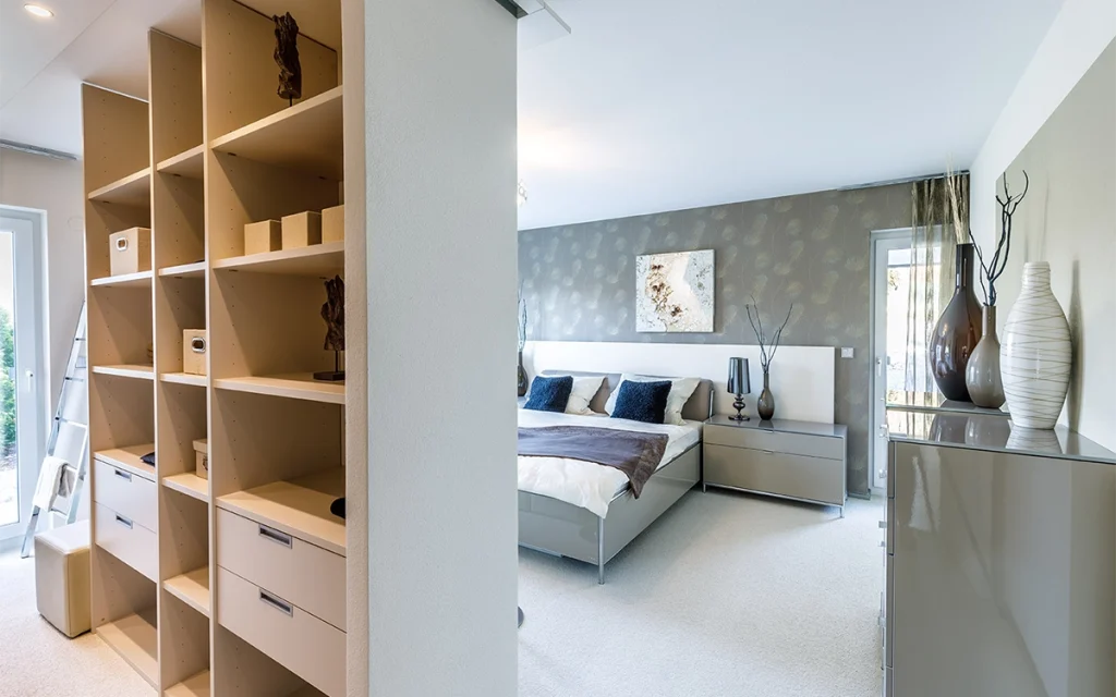 Modernes Schlafzimmer mit Regalen und Dekoration.