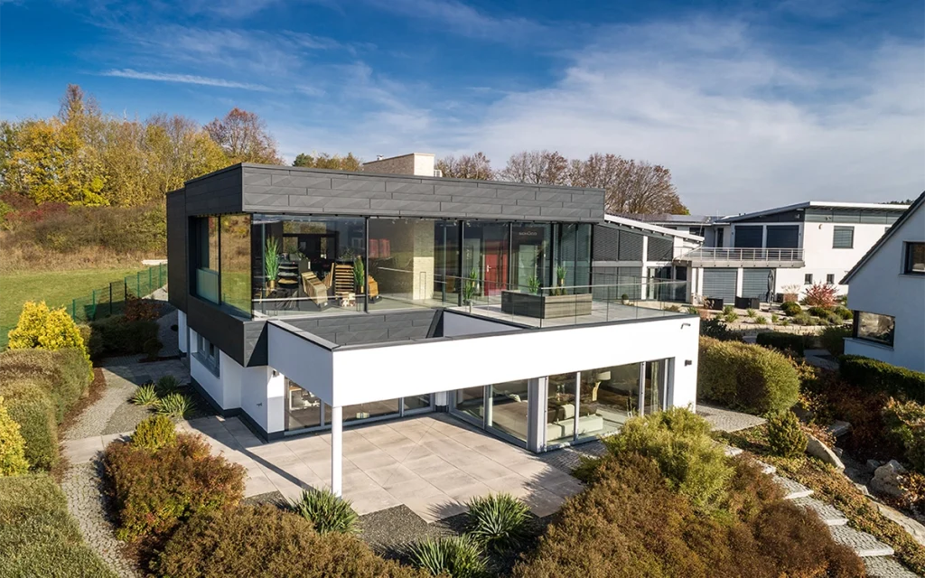 Modernes Haus mit großen Glasfronten.
