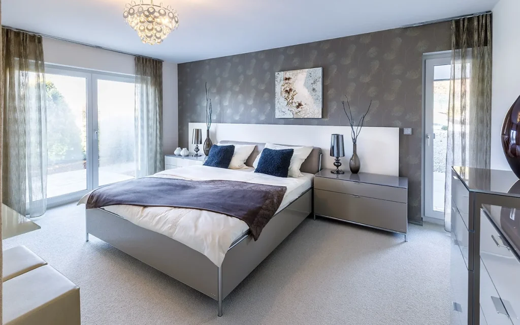 Modernes Schlafzimmer mit Doppelbett und stilvoller Dekoration.