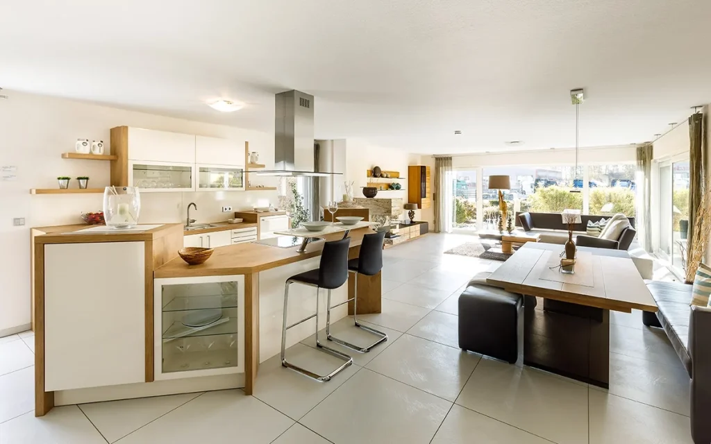 Moderne offene Küche und Wohnzimmer.