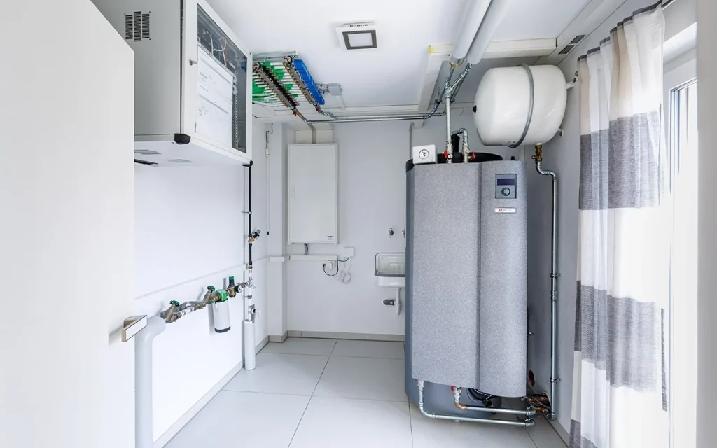 Hauswirtschaftsraum mit Heizungs- und Wasseranlagen.