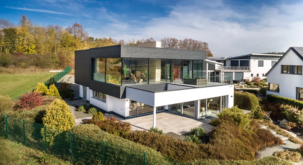 Modernes zweistöckiges Haus mit Garten.