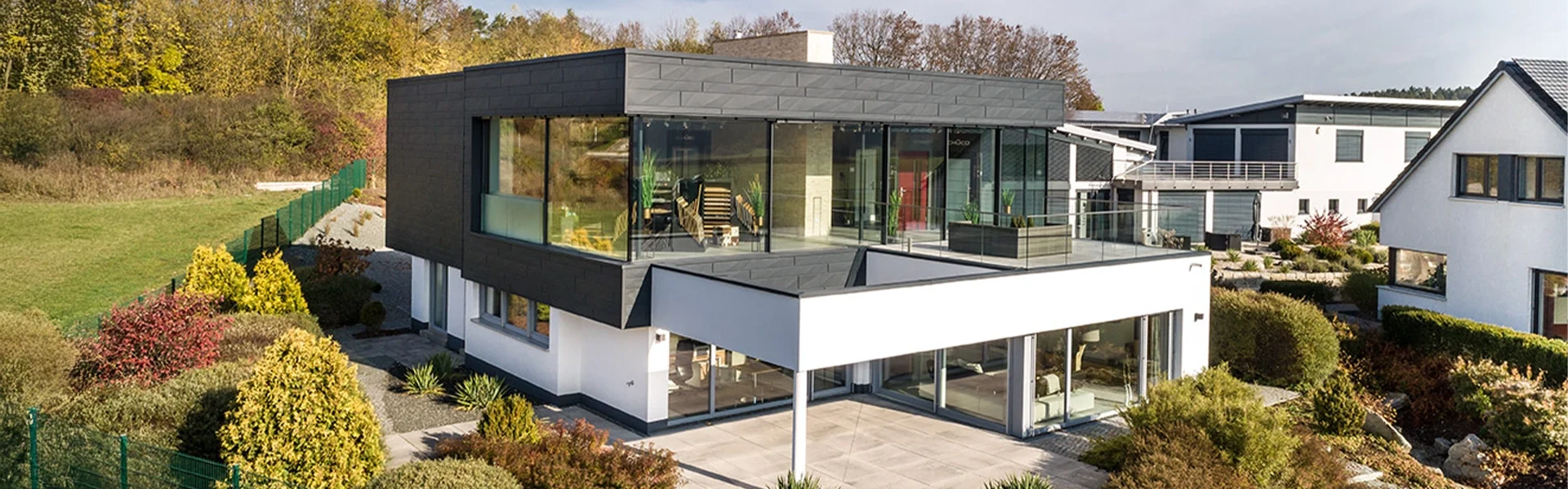 Modernes zweistöckiges Haus mit Garten.