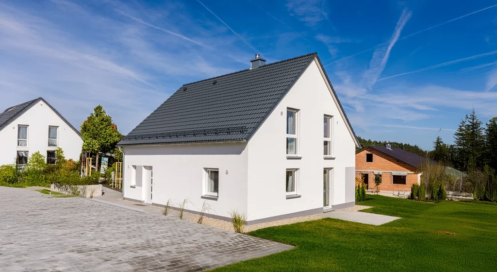 Modernes Einfamilienhaus mit Satteldach.
