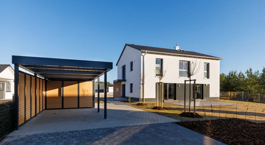 Modernes Einfamilienhaus mit Carport