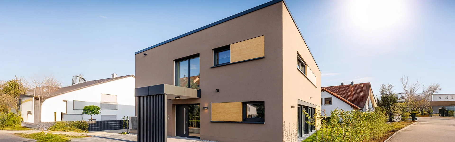 Modernes zweistöckiges Wohnhaus mit Flachdach.