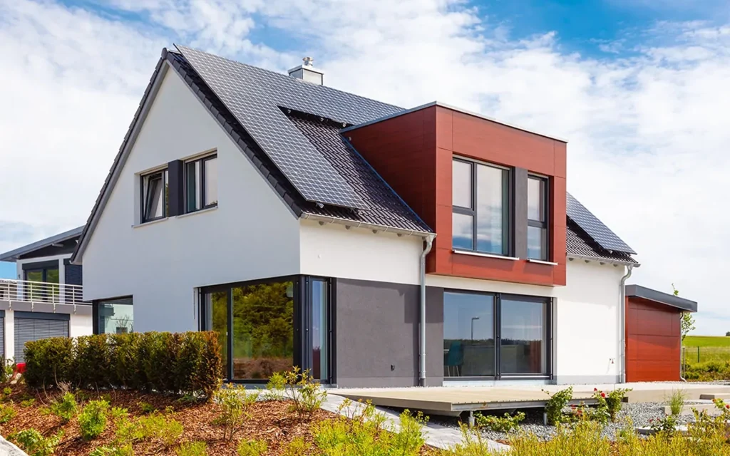 Modernes Einfamilienhaus mit Solarpanelen.