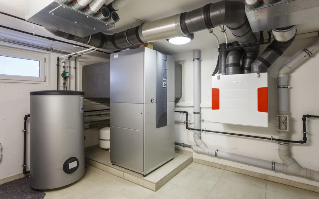 Heizungs- und Lüftungsanlage in einem Kellerraum.