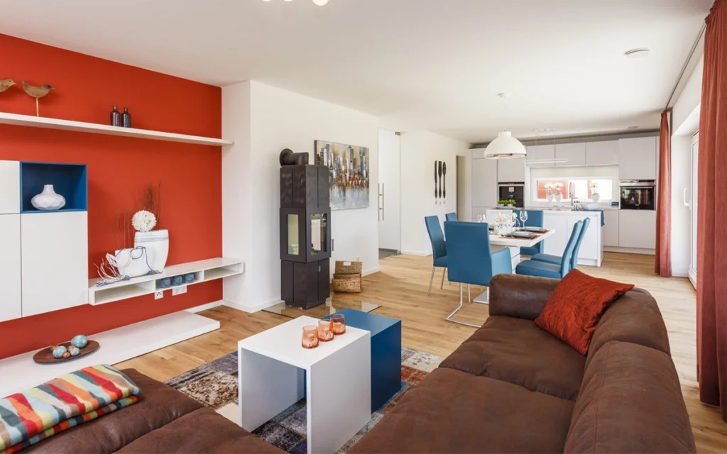 Modernes Wohnzimmer und Küche in warmen Farben.