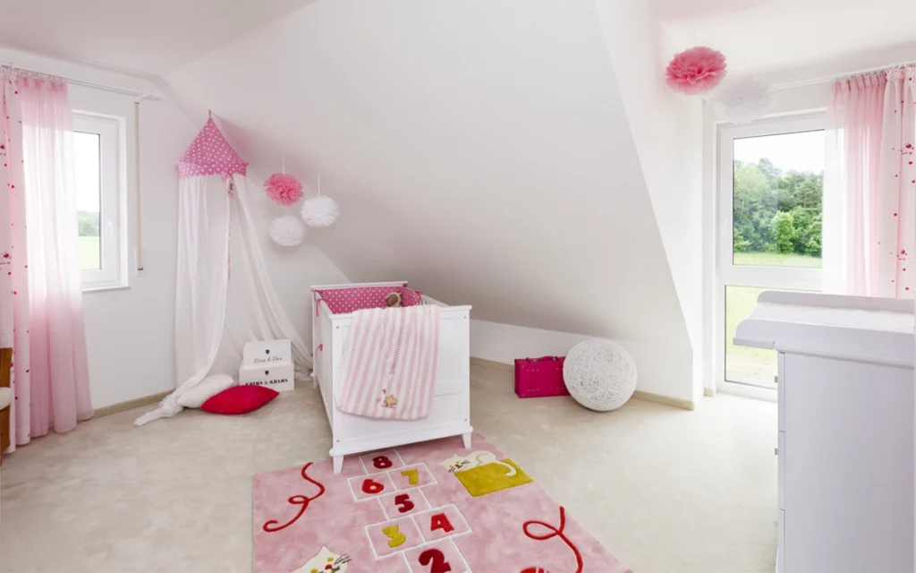 Babyzimmer mit weißem Gitterbett und rosa Dekor.