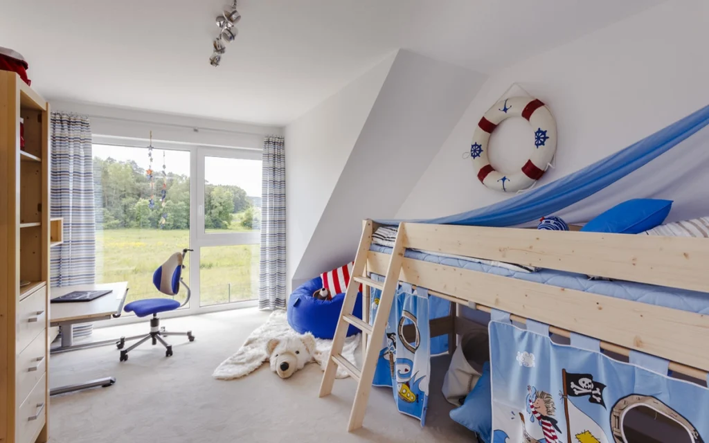 Kinderzimmer mit Hochbett und Schreibtisch.