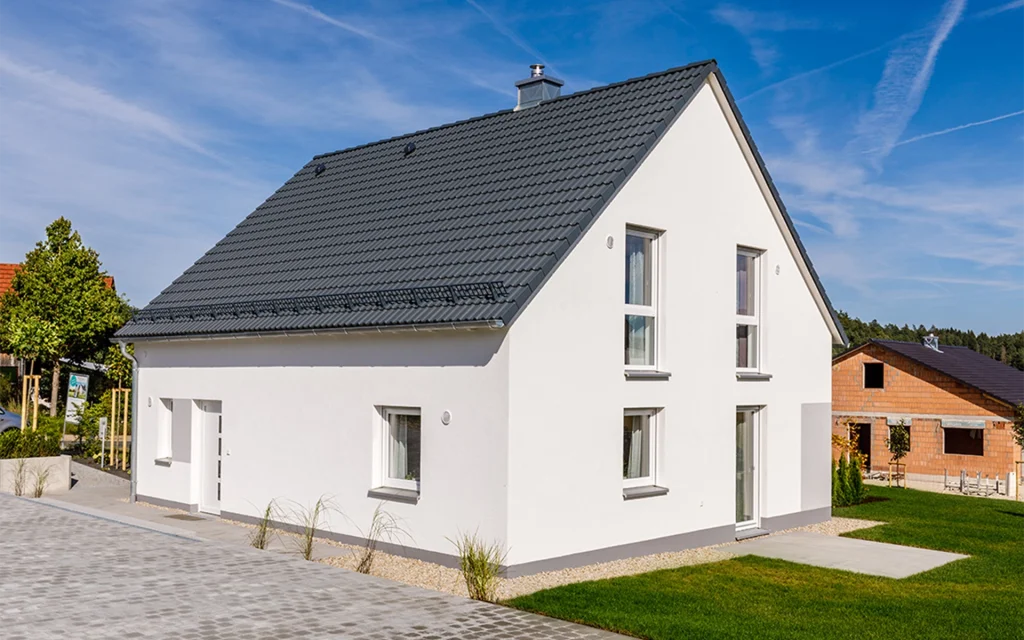Modernes Einfamilienhaus mit Satteldach.
