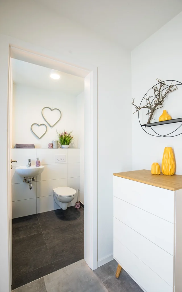 Kleines, modern eingerichtetes Badezimmer mit Dekoration.