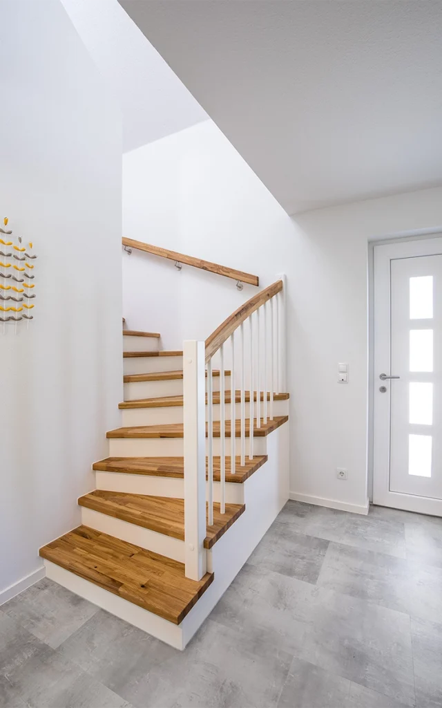 Innenansicht einer modernen Holztreppe.