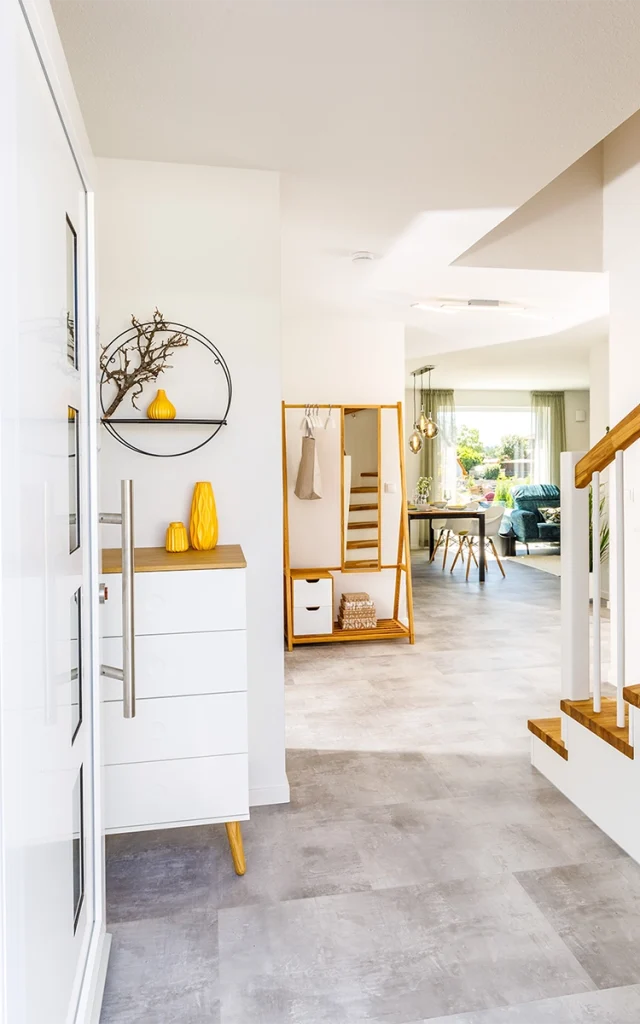 Moderner Flur mit weißem Interieur und Holzakzenten.