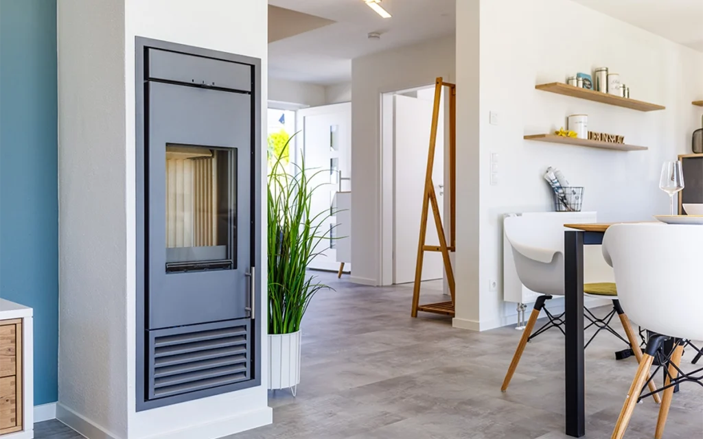 Moderne, helle Inneneinrichtung mit Ofen und Esstisch.