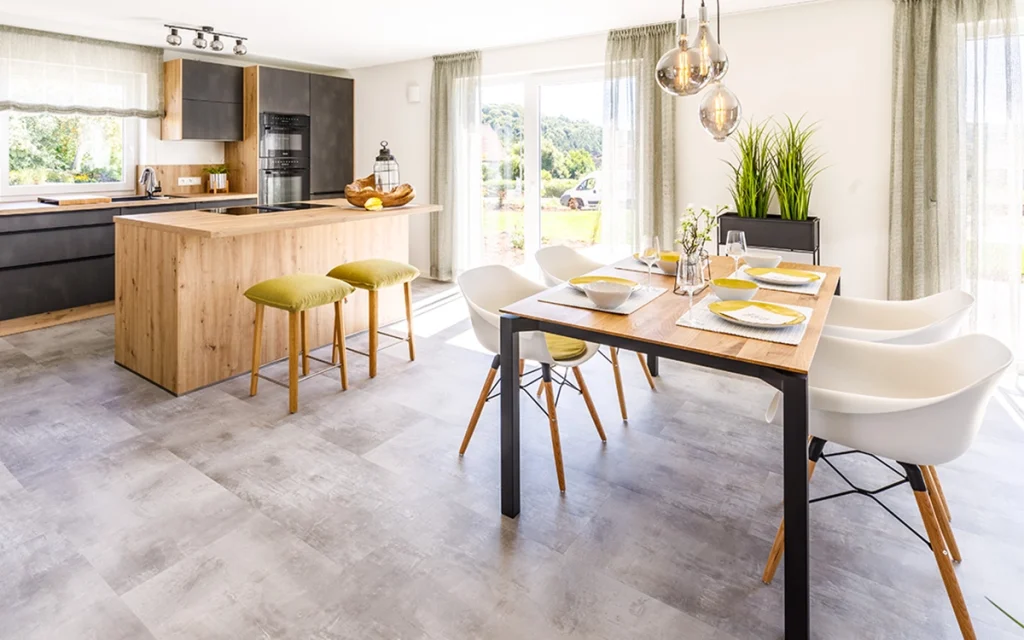 Moderne Küche mit Esstisch und Hockern.