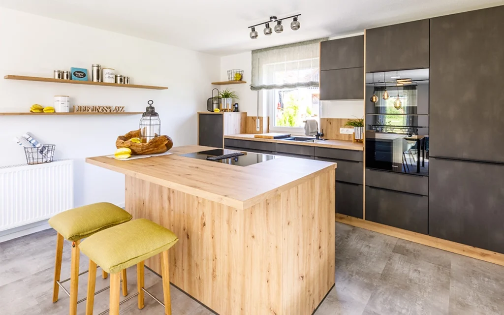 Moderne Küche mit Holzelementen und Barhockern.