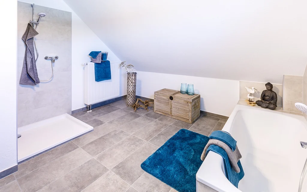 Modernes Badezimmer mit Dusche und Badewanne.