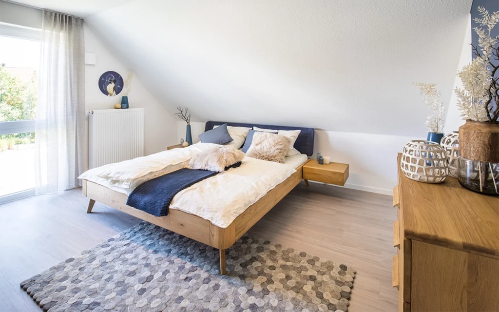 Schlafzimmer mit modernem Dekor.