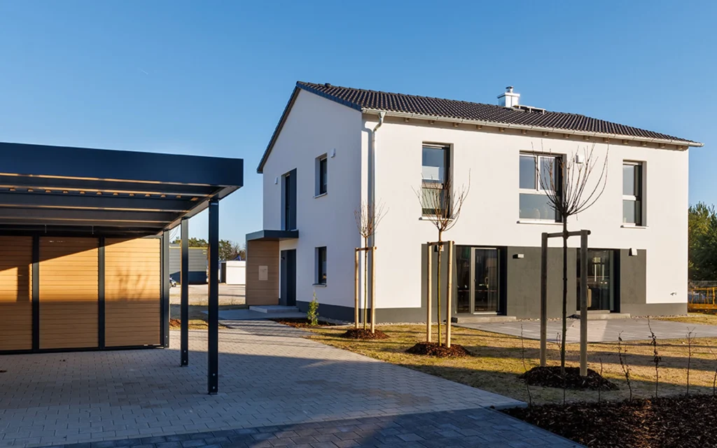 Modernes Einfamilienhaus mit Carport
