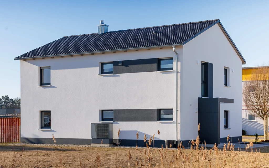 Modernes zweistöckiges Haus mit weißer Fassade.