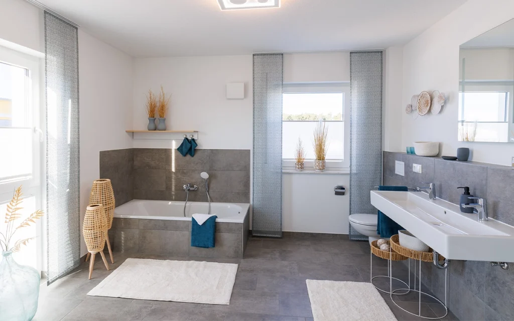 Modernes Badezimmer mit Badewanne und Doppelwaschbecken.