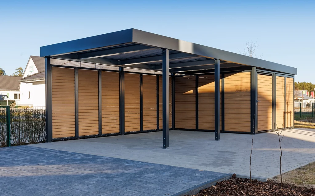 Moderner Carport mit Holzverkleidung.