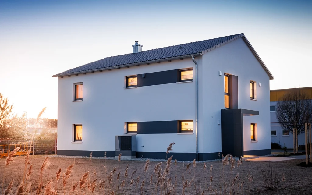 Modernes zweistöckiges Haus bei Sonnenuntergang.
