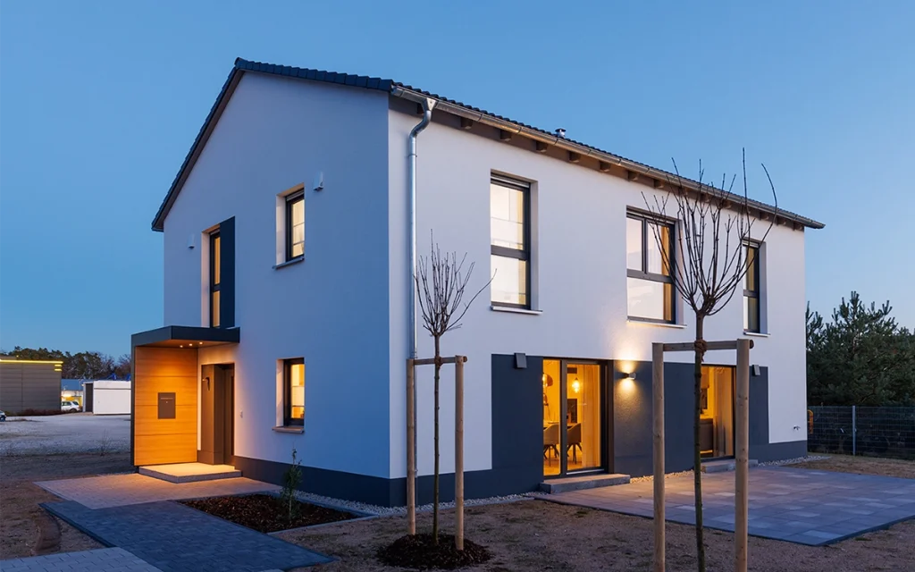 Modernes zweistöckiges Haus bei Dämmerung.