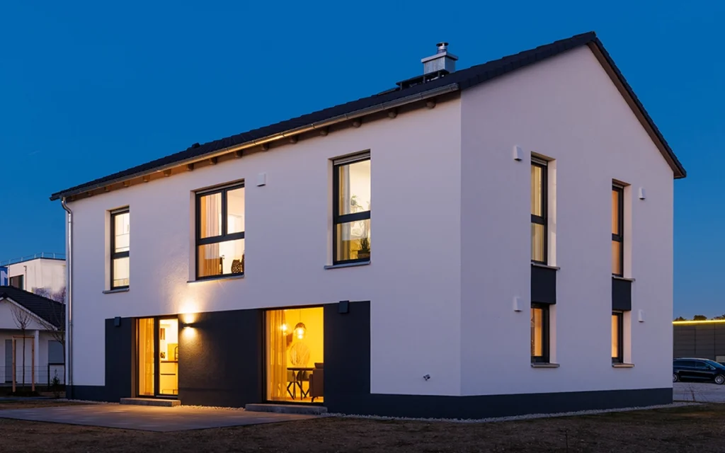Moderne zweistöckige Hausfassade bei Dämmerung.