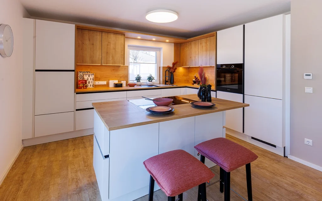 Moderne Küche mit Insel und Barhockern.