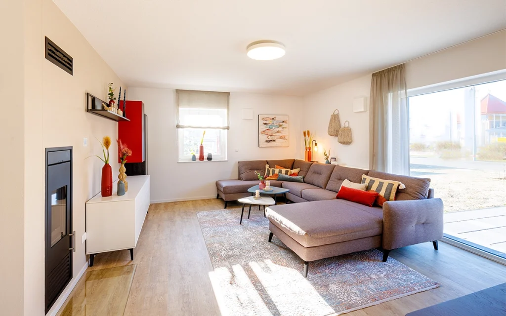 Wohnzimmer mit großer Couch und modernem Dekor.