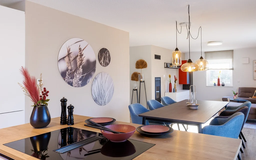 Moderne Küche mit Essbereich und stilvoller Dekoration.