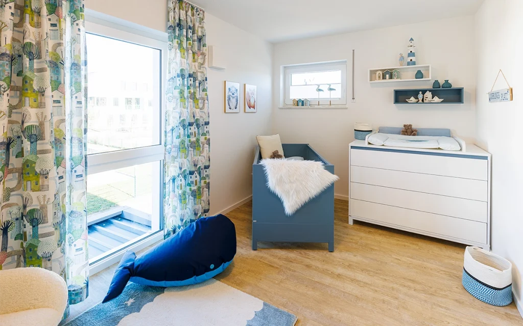 Kinderzimmer mit blauen Akzenten und Dekoration.
