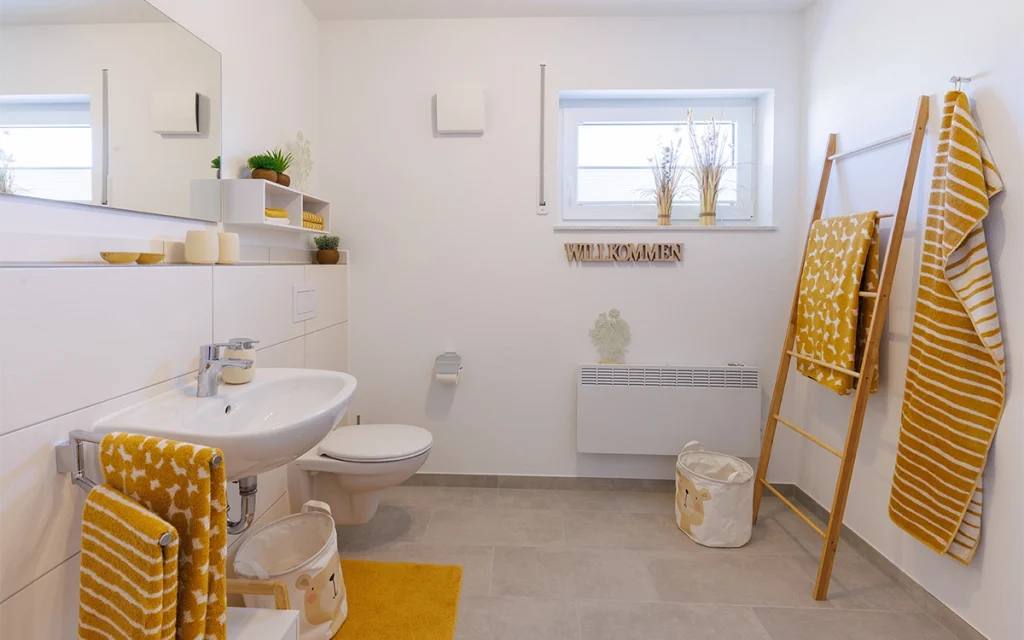 Modernes Badezimmer mit gelben Akzenten.