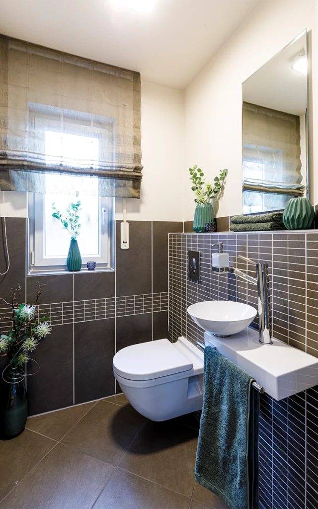 Modernes Badezimmer mit Waschbecken und Toilette.